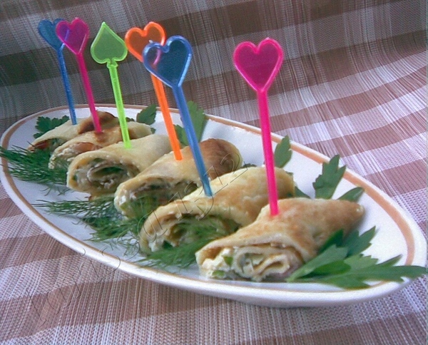 ЯИЧНЫЕ РУЛЕТИКИ С СЫРОМ И ПЕРЦЕМ
