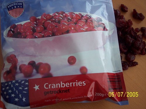 на пекла сегодня маффинов, вот из такой ягоды, незнаю, что за ягода сушоная, девочьки американки но...