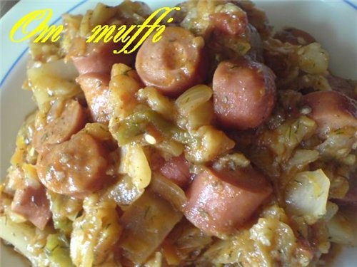 Очень быстро и вкусно САЛЯНКА С БАКЛАЖАНАМИ И СОСИСКАМИ Приготовление: Капусту белокачанную, баклаж...