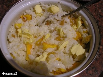 Кусочки тыквенной мякоти не выбрасываем, кладем в тазик для заготовки