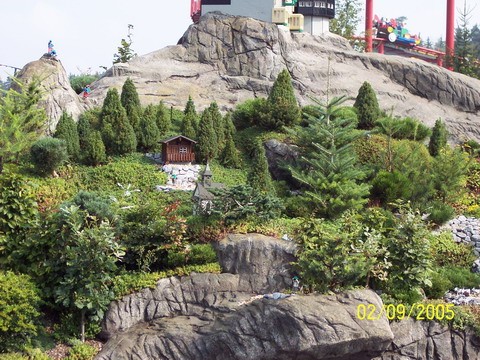 Вот такой домик в горе Оболденый замок, как настоящий Неуйшванштаин Neuschwanstein вот он ещё с дру...