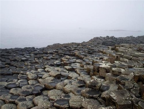 Giant&#39;s Causeway- доро&#769;га гига&#769;нтов — местность, где находятся около 40 000 соединенн... - 6