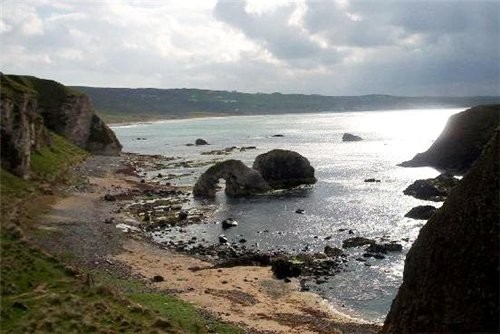 Побережье недалеко от Giant&#39;s Causeway Ballintoy Harbour недалеко от Giant&#39;s Causeway Ropeb... - 4