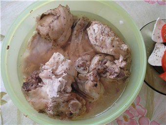 КУРИЦА В БАНКЕ СОСТАВ 1 курица, соль, перец, 1 зубчик чеснока, 1 лавровый лист Курицу обмыть, тщате...