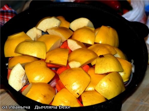 Айву режем на четыре части и вырезаем сердцевину - 2