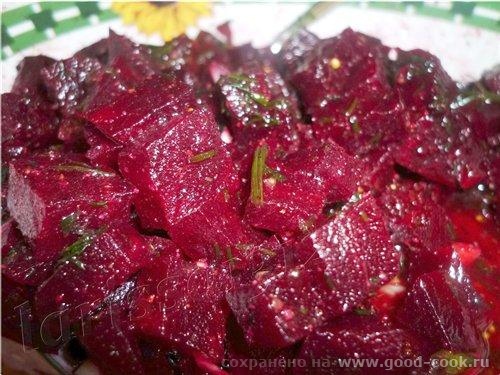 САЛАТ ИЗ СВЁКЛЫ С КЛЮКВЕННЫМ ПЮРЕ И ЗЕЛЕНЬЮ