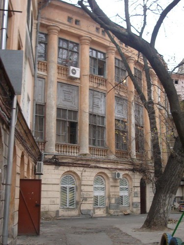 Девочки, а случайно домик в центре города ни кому не нужен - 3