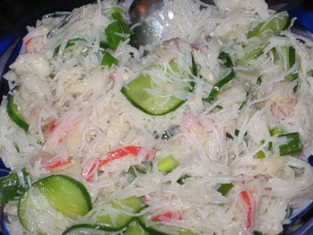 Салат с крабами под кунжутным соусом от Carina с кукинга Крылья, запеченные с горошком, морковкой и...