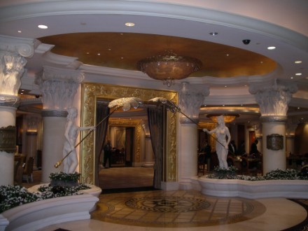 Один из самых красивых отелей в Вегасе, на мой взгляд, безусовно Ceasar palace Он протягивается на... - 2