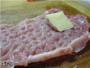 Свинина по-гусарски Ингредиенты: - чуть больше 1 кг биточного мяса - 125 г сыра "Камамбер" - 3 яйца... - 2