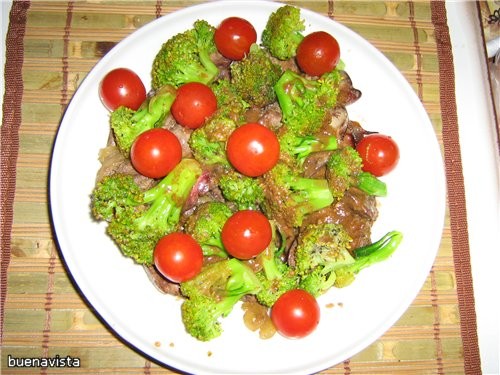 ТЕПЛЫЙ САЛАТ ИЗ КУРИНОЙ ПЕЧЕНКИ И БРОККОЛИ* 300 г куриной печенки 400 г брокколи помидоры черри 1 с...