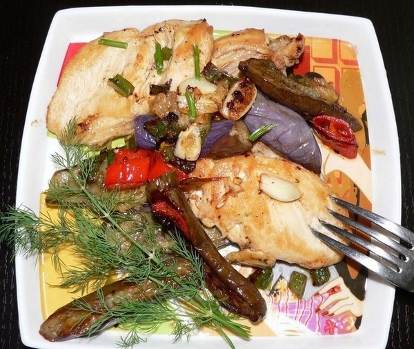 ужин: Курицу поджарить на масле+баклажанчики+болгарский перец+ половинка чилли+чеснок