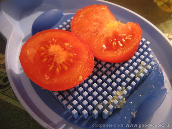 Благо, что помидоры в весеннее время хорошо поддаются нарезке на этом приспособлении