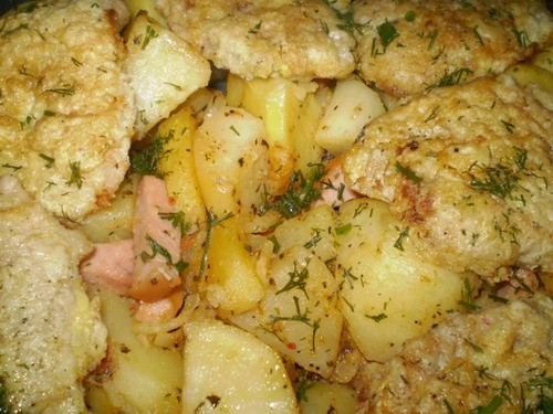 Карточка в духовке с биточками Картошка, 2 сардельки, луковица, соль, перец, майонез, кетчуп, горчи...
