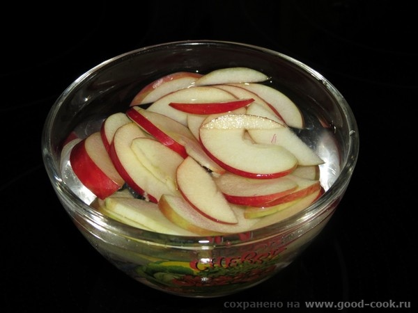 Яблоко нарезать на тонкие ломтики и опустить на 2-3 минутки в подкисленную воду, чтобы они не потемнели.