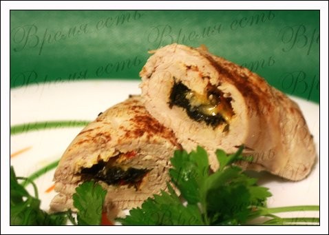 Рулет куриный с зеленью и сыром Куриное филе отбить, посолить, поперчить, чесноком, сыром и зеленью...