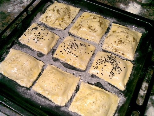 Бурекасы с творогом,оливками и заатаром(майоран) Готовое слоеное тесто 200 г творога 100 г домашнег... - 2