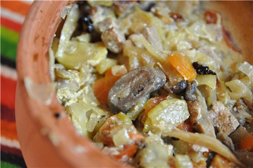 Тушёная капуста с овощами, мясом и грибами Нужно: Горшочек "Вари сам" Капуста, её тут большая часть...