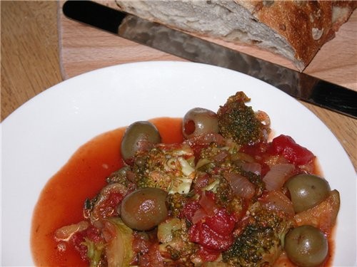 BROCCOLI CAPONATA(Брокколи в томатном соусе) 2 ст ложки оливкового масла 1 мелко нарезанная красная...