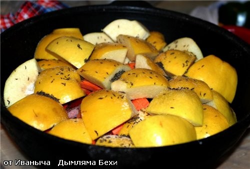 Айву режем на четыре части и вырезаем сердцевину - 3