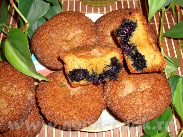КУКУРУЗНЫЕ БУЛОЧКИ С ГОЛУБИКОЙ (ЧЕРНИКОЙ) 1 ј ст муки Ѕ ст кукурузной муки 2 ч л пекарского порошка...