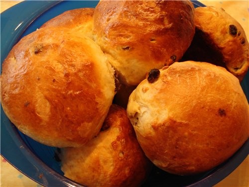 Булочки с изюмом: