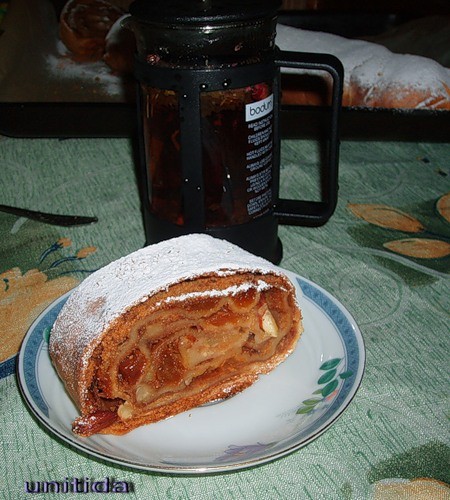 Ура deliza к нам вернулась а я тоже яблочные пироги, сейчас пеку, что тут скажешь сезон