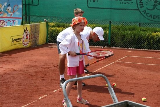 дочка моя изъявила желание ходить на теннис 6 уроков,по 45 тренировка-интересно,в конце обучения да...