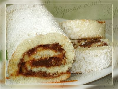 Рулет с вареной сгущенкой и орехами