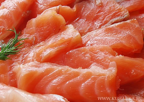 Засолили семгу (мы ее и так положили, и нарезали полосками и завернули в салат)