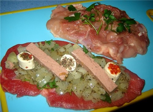Для начала нужно убрать кость из куриного окорочка (кожицy надо оставить) и обжарить слегка лук, по... - 3