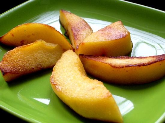 Девочки не знаю пробовали ли вы, но очень вкусно жареную айву как гарнир к мясу или просто приложен...