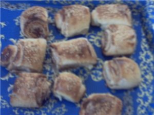 на днях пекла вот такие Куорасаны,Маленькие рулетики,и булочки слоёные тесто делала так из 1 кг мук... - 2
