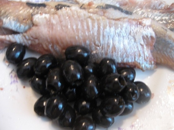Добавляем, по вкусу, черные оливки (можно и зеленые, т