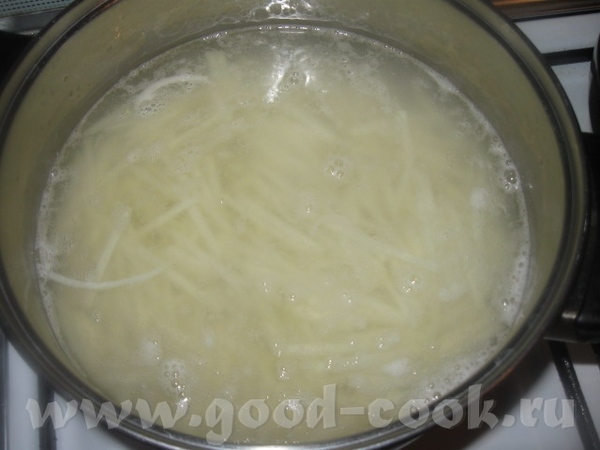 Пока лук и мясо маринуются, нарезаем картофель соломкой и опускаем его в кипящую подсоленную воду (... - 2