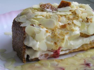 Слоеные пирожные с малиной Тесто: Смешать в миске 1 пачку маргарина комн