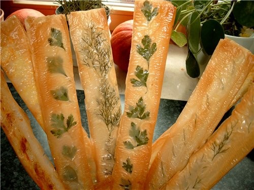 Хрустяшки с травой или сыром Тесто Фило любая имеюшаяся зелен(укроп, петрушка), сыр