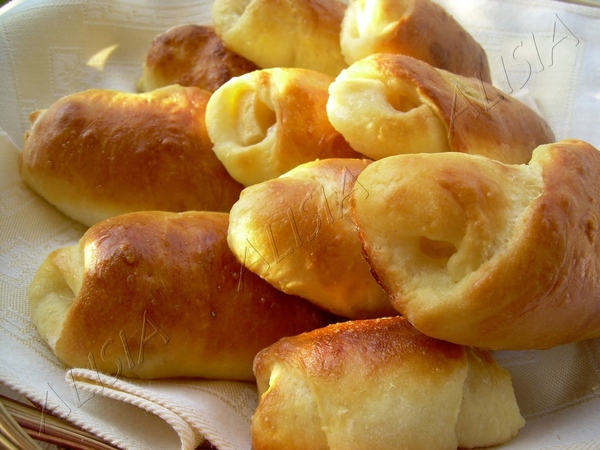 ДРОЖЖЕВЫЕ РОГАЛИКИ С ЯБЛОКОМ