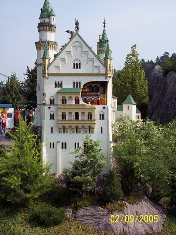 Вот такой домик в горе Оболденый замок, как настоящий Неуйшванштаин Neuschwanstein вот он ещё с дру... - 2