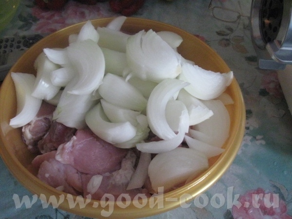 Мясо и лук нарезаем кусочками и пропускаем через мою новую мясорубку))) Фарш пока поместим в холоди... - 2
