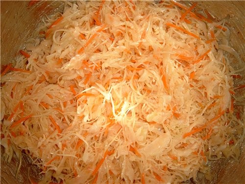 ХЕ ИЗ КАПУСТЫ Капусту нашинковать, можно с морковкой, лук мелко порезать, посолить, помять