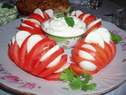Бабка из мацы(мама делает),нужно вместо хлеба кушать мацу Ну и маца,собстна Веер из помидор и яиц,у... - 3
