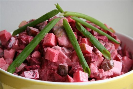 несу спасибу за САЛАТ ИЗ СЕЛьДИ СО СВЁКЛОЙ просто,вкусно и все что я люблю с селедкой-яблоко и свек...