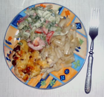 Сегодня у нас была куриная грудка с сыром и грибами , макарошки, салатик, а к чаю пирог "бабушкины...