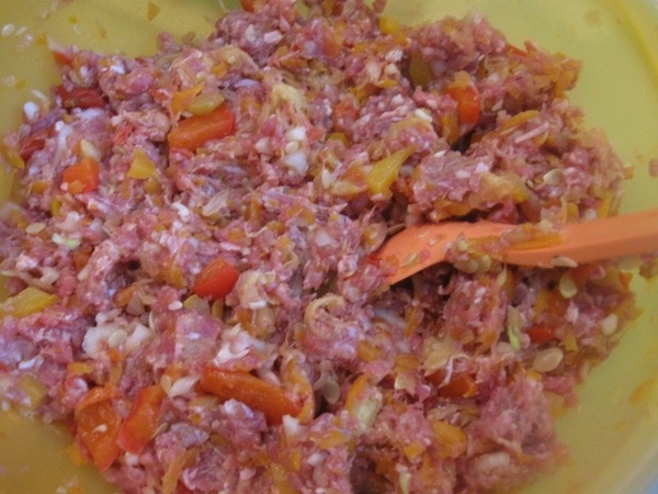 Остывшие овощи добавляем к мясному фаршу, все перемешиваем - 2