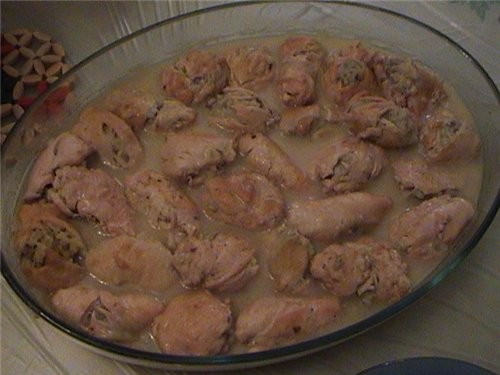 а вот какими меня рулетиками куриными угостили-в кефирном соусе и внутри-рис с грибами