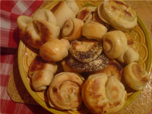 сладенькие булочки-(с сахаром,с корицей и с маком) Тесто сладкое-дрожжевое