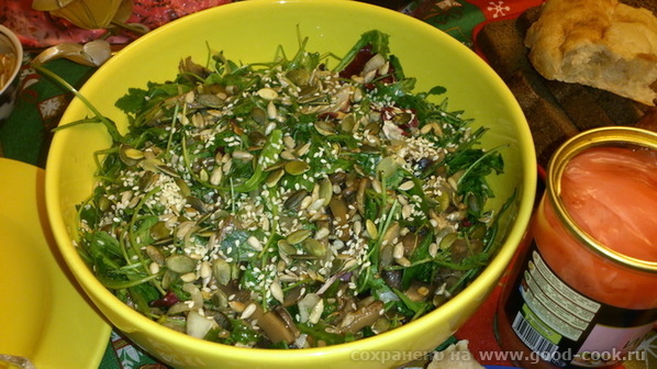 овощной салат с семечками и зеленью