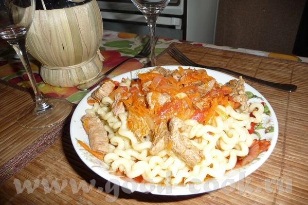 А у нас били макарончики с мясной подливкой))))) Азу варим в небольшой кастрюле, доводим до кипения...
