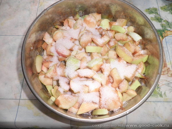 яблочный десерт под хрустящей корочкой